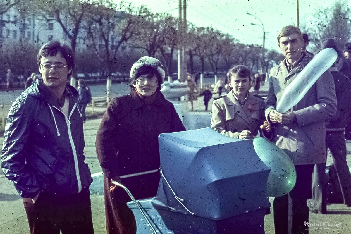 Студенты-охотоведы на первомайской демонстрации у здания сельхозинститута на Октябрьском проспекте. г. Киров. 1983 г. Фото: Михаил Грехов