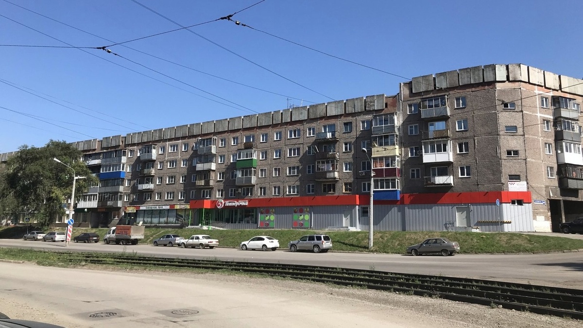 Путь от школы до дома не занимает много времени, ходит общественный транспорт