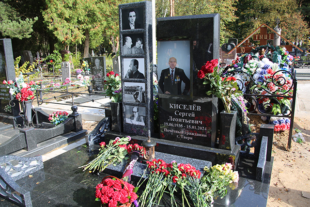 На Дмитрово-Черкассах установили памятник Почетному гражданину Твери Киселеву
