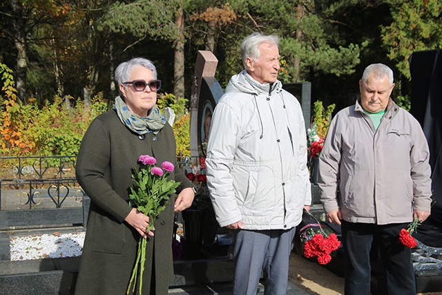 На Дмитрово-Черкассах установили памятник Почетному гражданину Твери Киселеву