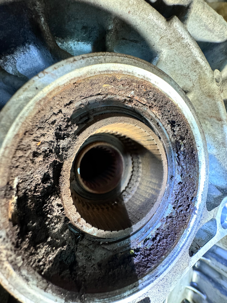 Причина неисправности оказалась разрушение шлицевого соединения в чаше дифференциала АКПП 