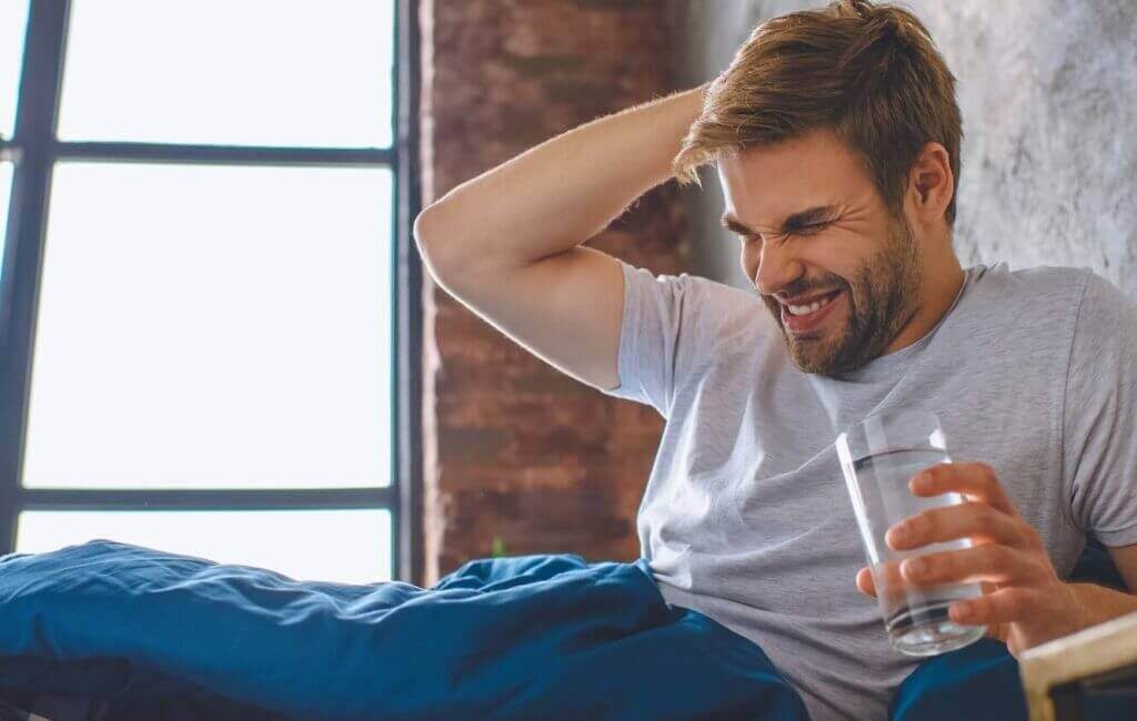    Похмелье и обезвоживание — это два не связанных состояния, вызванных потреблением алкоголя. Источник фото: aif.by