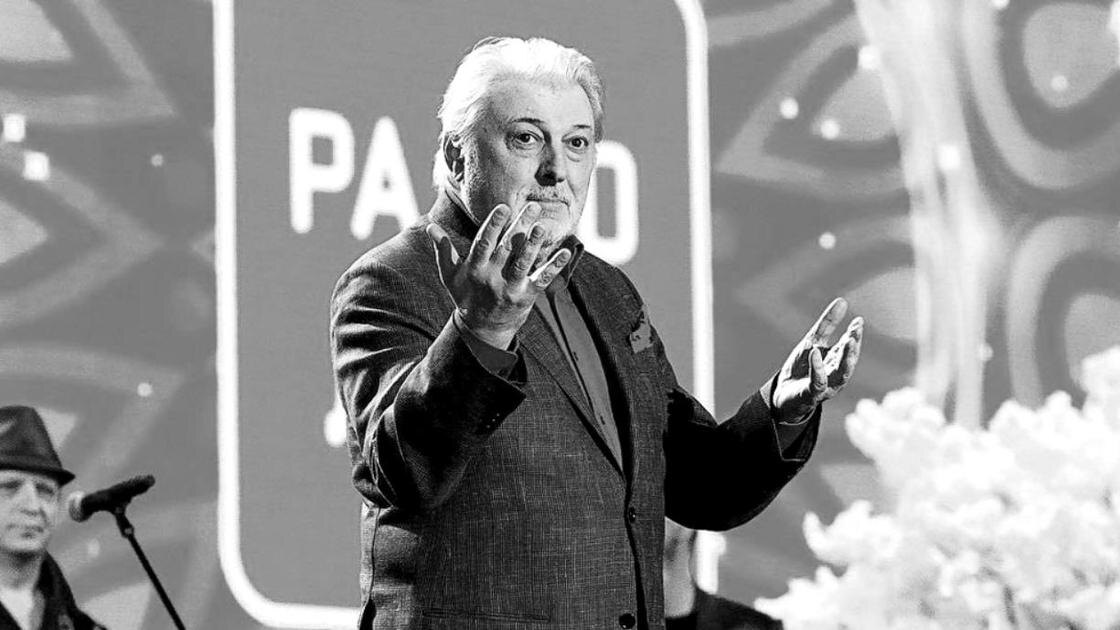 
Большая утрата. Сегодня не стало Вячеслава Добрынина. Выдающийся певец, композитор. По-настоящему народный артист. Песни, близкие и знакомые разным поколениям, не устаревают и сквозь года раскрываются по-новому. Больше тысячи композиций, и среди них невероятное количество хитов! Появившись на сцене в конце 80-х, он произвел настоящий фурор. Пронзительная «Не сыпь мне соль на рану» и тот самый «Синий туман» моментально покорили огромную страну. 

Эту песню «Все, что есть у меня» исполнили «Самоцветы». Вячеслав Добрынин вообще очень много писал для других, гораздо больше, чем для себя. Знаменитые «Прощай» и «Ни минуты покоя» спел Лев Лещенко, «За милых дам» — Михаил Шуфутинский, «Ягоду-малину» Добрынин подарил Валентине Легкоступовой.

На сольных концертах он собирал огромные залы и выпускал пластинки многомиллионными тиражами. Океан творческой энергии. Но болезнь взяла свое. Вячеславу Добрынину было 78 лет.