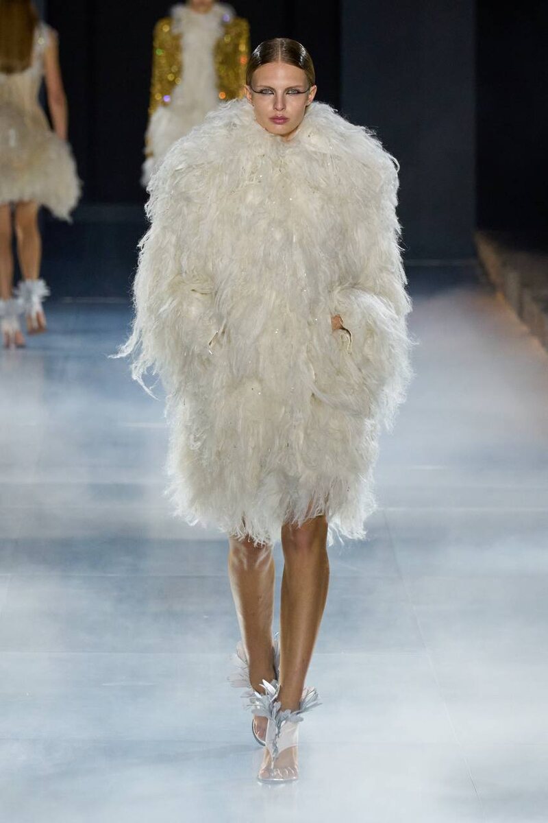 Образы с показа McQueen SS25 