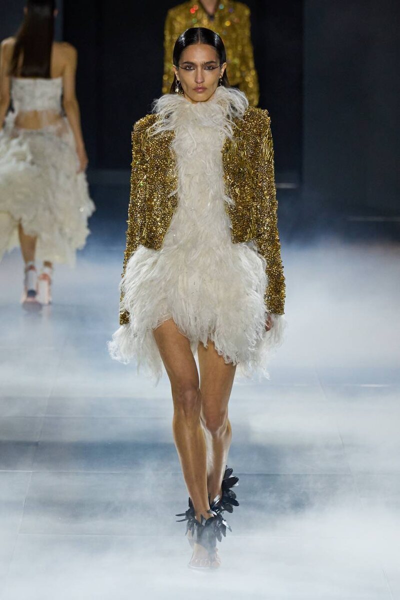 Образы с показа McQueen SS25 