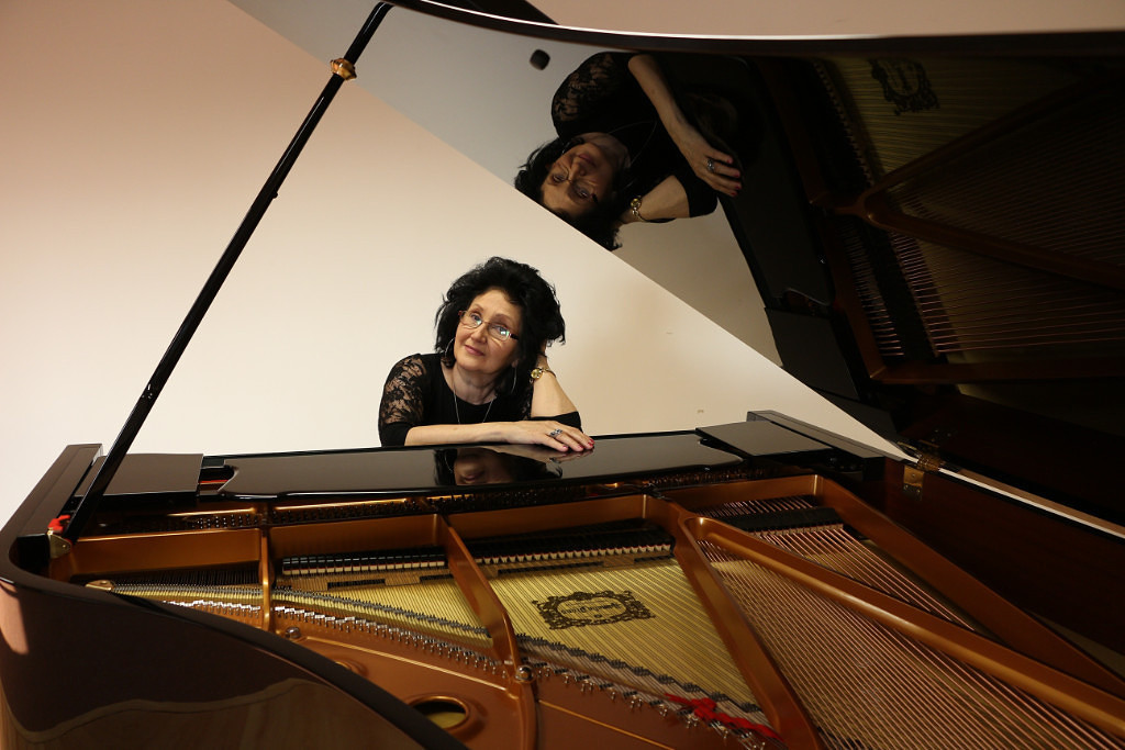 На фото - Лариса Петровна, (для Иры мама Лара) - учитель Ирины по музыке, (класс фортепиано)