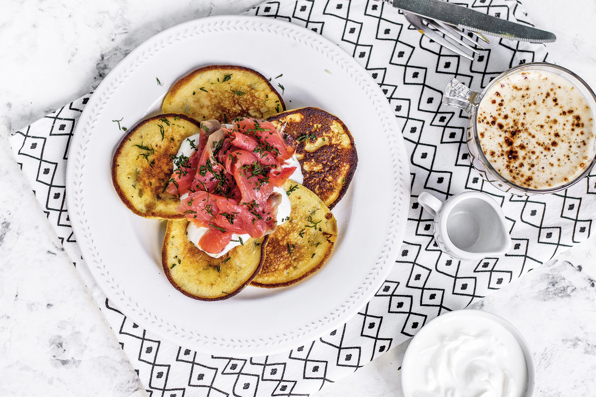 Кукурузные оладьи со слабосоленой форелью и воздушным сметанным муссом