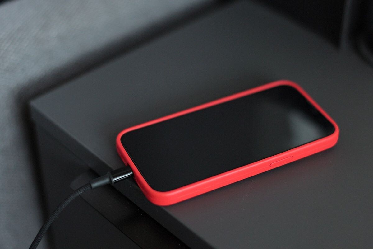 Отсутствие реакции на подключение к зарядному устройству — плохой признак. Источник: Shutterstock📷
