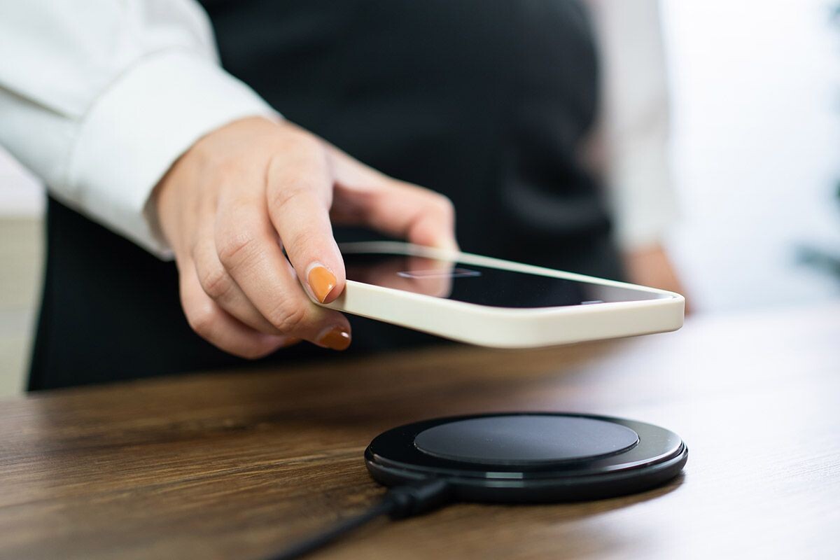 Беспроводная зарядка поможет проверить работоспособность смартфона и блока питания. Источник: Shutterstock📷
