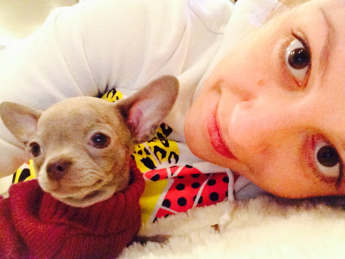 Мая первый раз примеряет свитер.