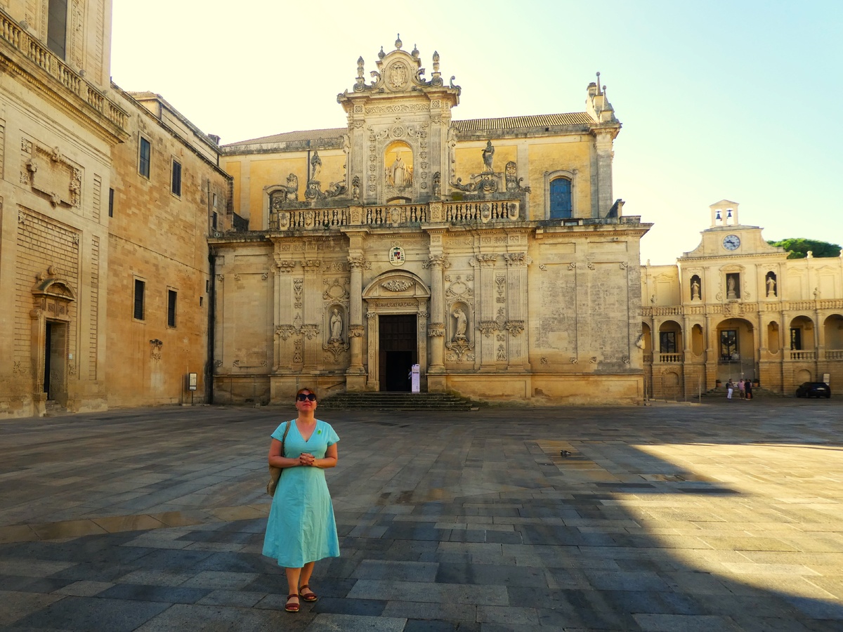 Местное время то ли 9:30, то ли 10 часов... площадь перед кафедральным собором еще пуста.
