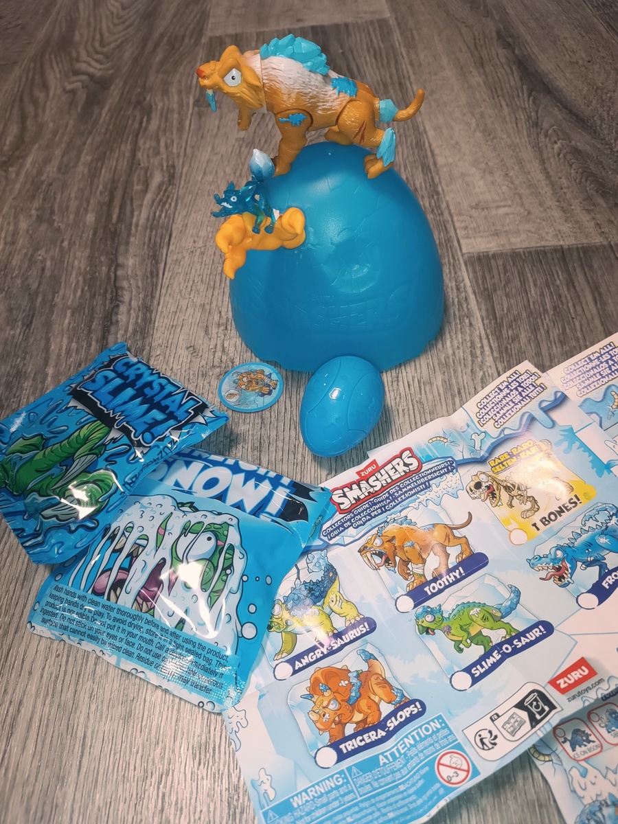 В этом наборе вы найдете множество интересных сюрпризов, которые помогут вам познакомиться с жизнью на земле миллионы лет назад. Вас ждут фигурки динозавров, мамонтов, саблезубых тигров и других древних животных, которые когда-то бродили по нашей планете. При этом, части древнего существа нужно собрать самому из ледяной глыбы и заснеженного сугроба! Набор позволит вам окунуться в увлекательный мир динозавров и других древних существ, которые когда-то жили на земле. Путешествие во времени начинается прямо сейчас, с набором сюрпризов из ледникового периода!