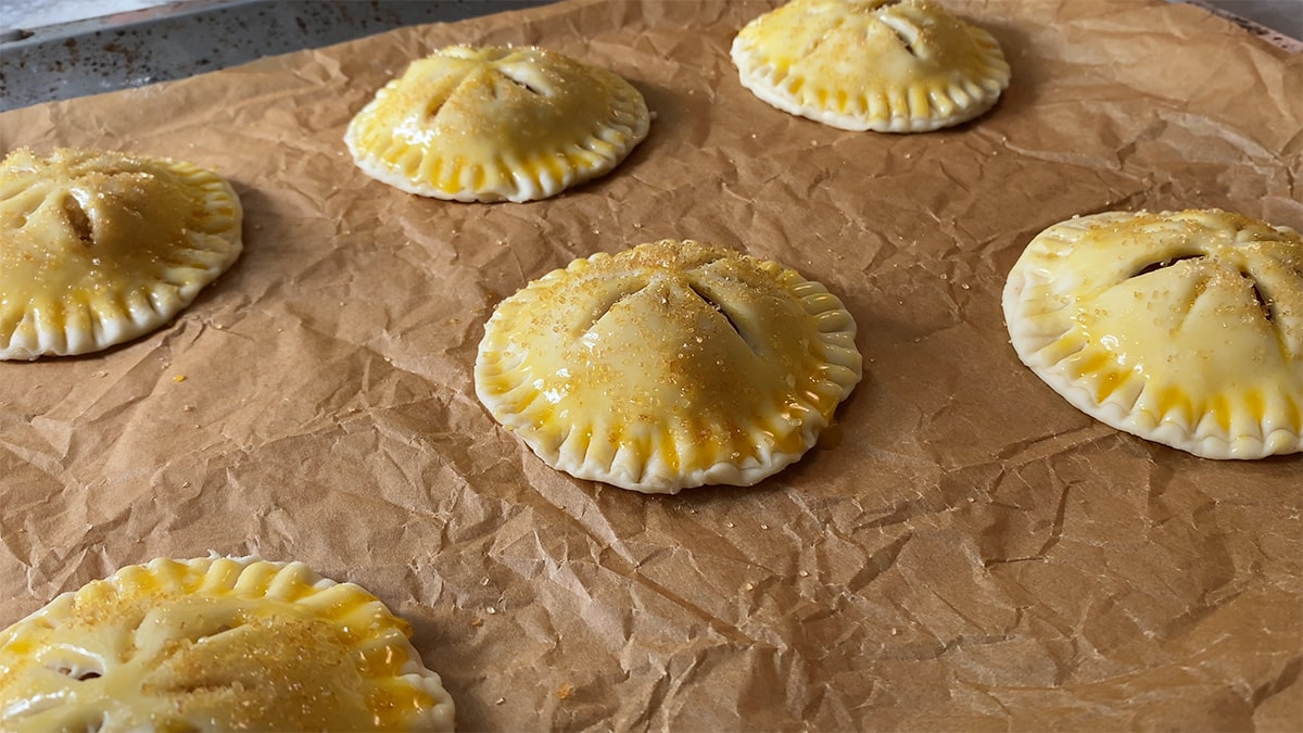 Слойки, смазанные желтком и посыпанные коричневым сахаром (перед тем, как отправиться в духовку).