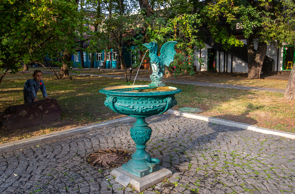 Базельский фонтан с василиском в Саду имени Баумана. Москва. Фото автора статьи 