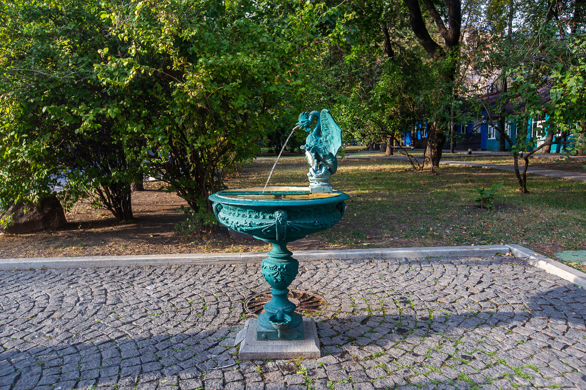 Базельский фонтан с василиском в Саду имени Баумана. Москва. Фото автора статьи