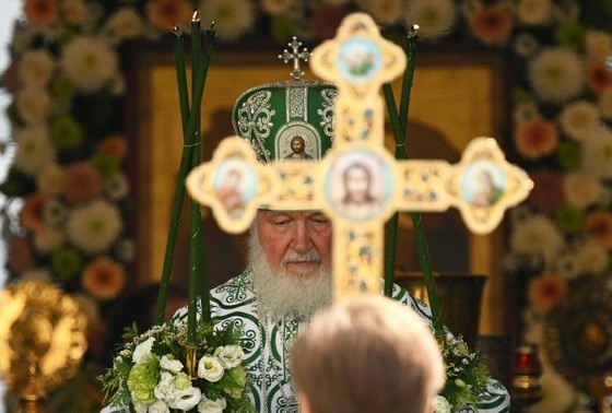    Патриарх Московский и всея Руси Кирилл совершает божественную литургию, посвященную празднику обретения мощей преподобного Сергия Радонежского, на Соборной площади Троице-Сергиевой Лавры