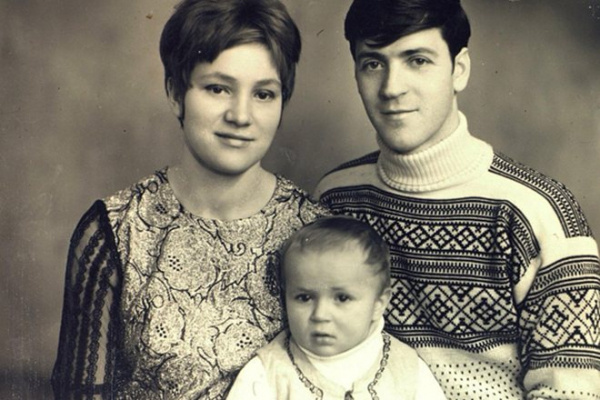   Сергей в детстве с родителями