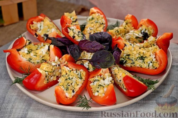 перец болгарский красный, яйца, сыр твёрдый, зелень укропа, базилик, чеснок, майонез, соль, перец чёрный молотый