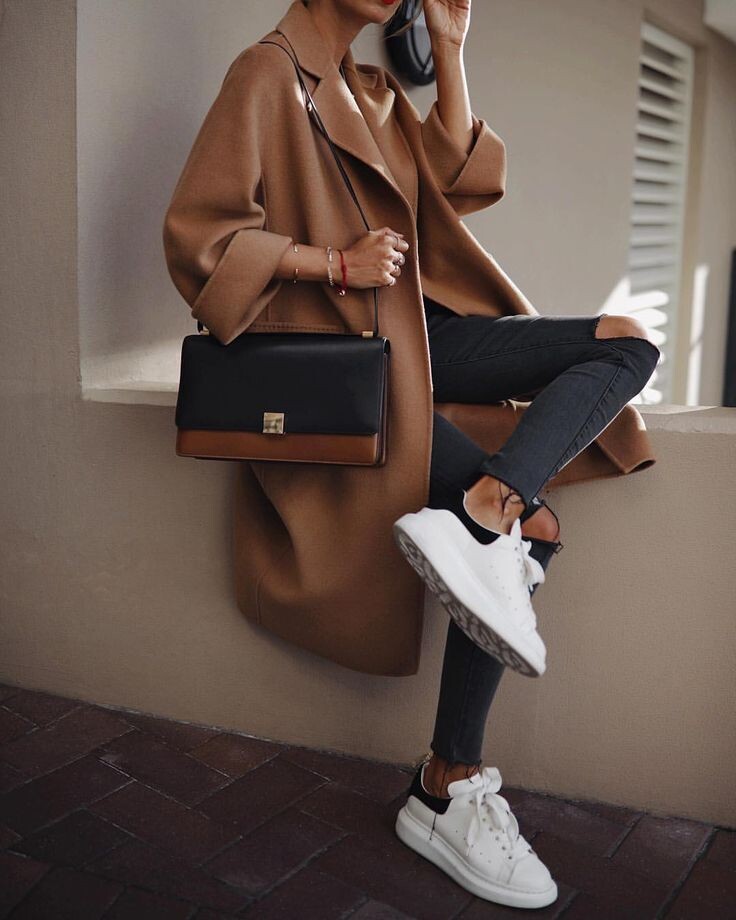 Девочки, знаете ли вы ту чудесную ситуацию, когда в вашем гардеробе есть вещи, которые не теряют актуальности никогда? Нет нужды гоняться за каждым модным трендом, если у вас есть основа, на которую можно опираться. 