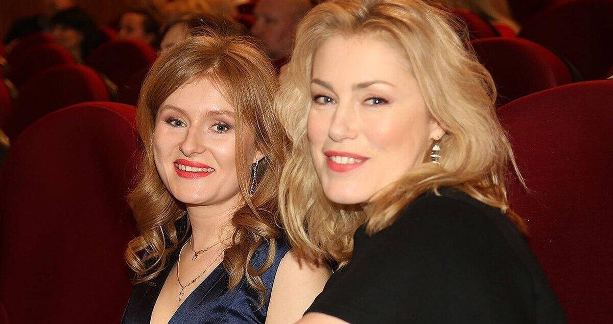 Анна с матерью