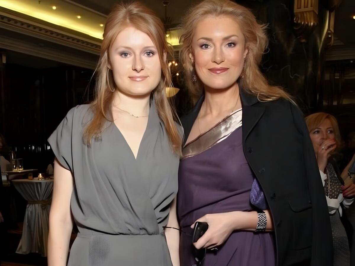 Анна с матерью