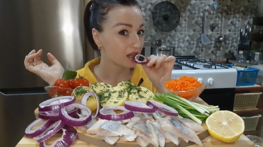 Video herunterladen: Мукбанг🐟🧅Сельдь с Картофелем🥔🥒🍅🥕🍋#обжор#мукбанг#неасмр#