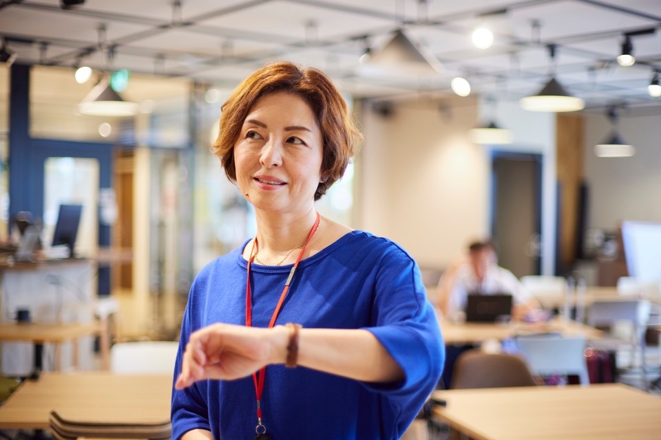    Система трудовых отношений и законодательство во многих развитых странах выстроены так, что предпринимателям ограничивают возможность использования труда работника сверх положенного времени. Shutterstock