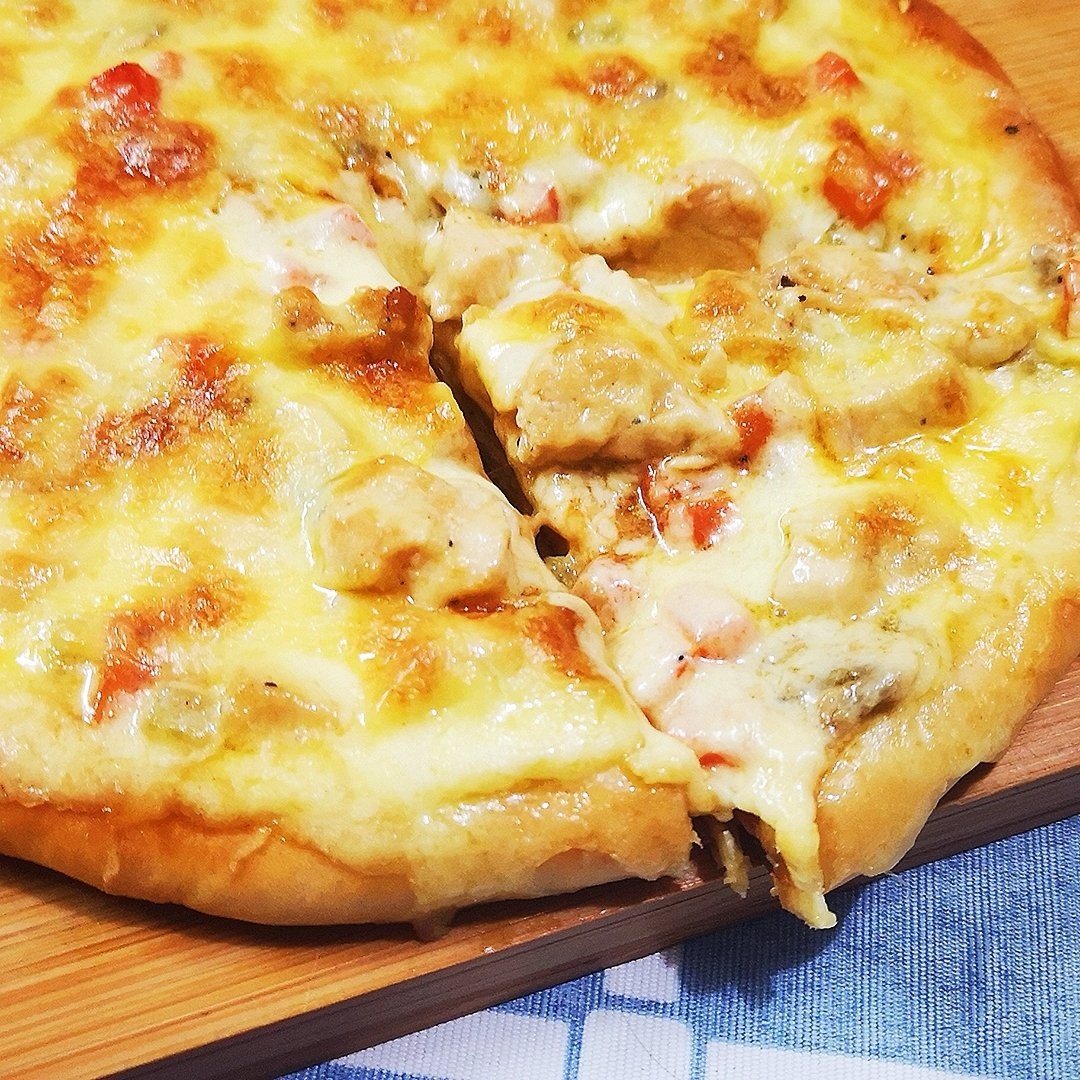 Пицца с куриной грудкой и маринованными корнишонами