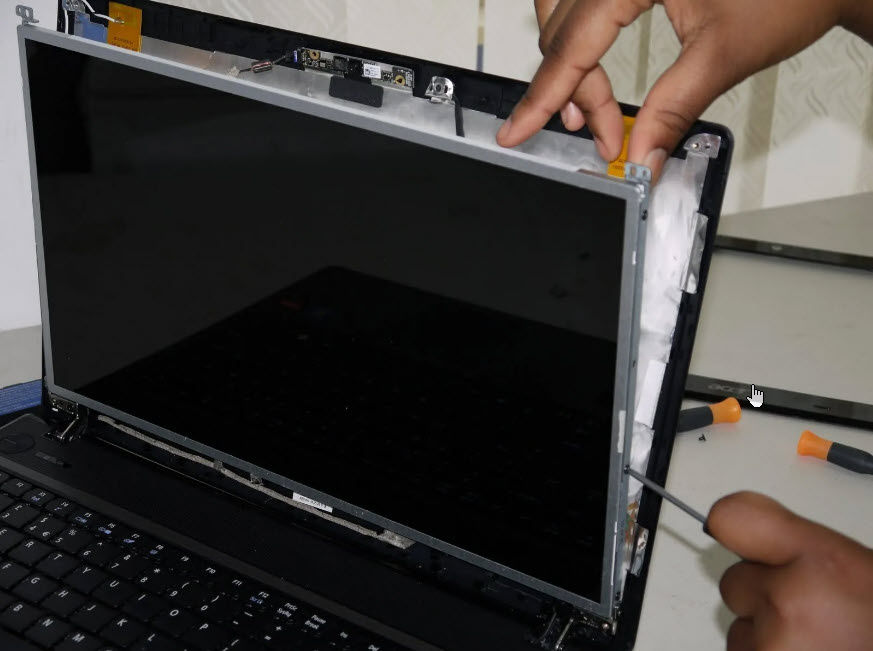 Демонтаж матрицы экрана