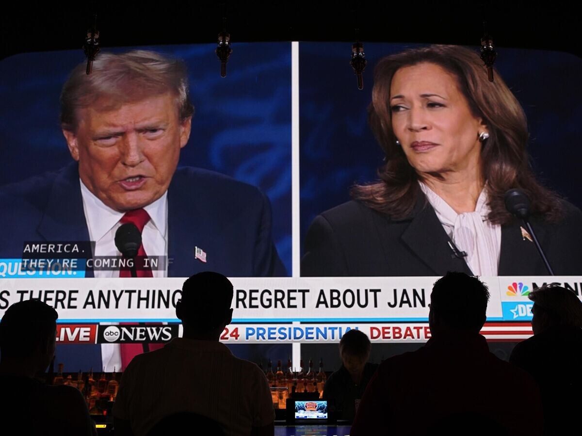    Зрители смотрят президентские дебаты между кандидатом в президенты от Республиканской партии Дональдом Трампом, и кандидатом в президенты от Демократической партии Камалой Харрис© AP Photo / John Locher