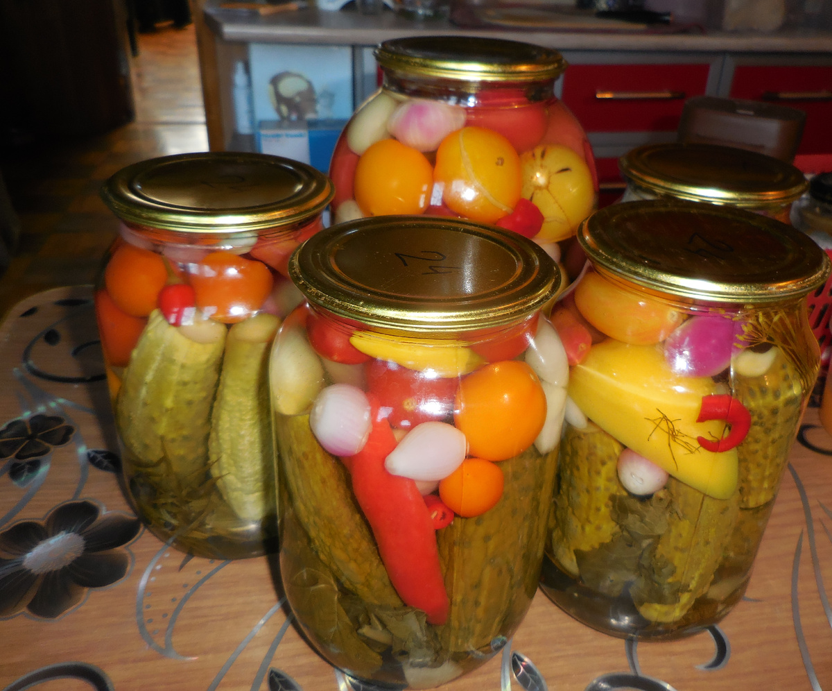 Ассорти: огурцы, помидоры, мелкий лук, кусочки сладкого перца и маленькие плодики декоративного острого перчика - Голд Фингер (жёлтый), Филиус Блю (красный круглый) и Медуза (красный длинный)