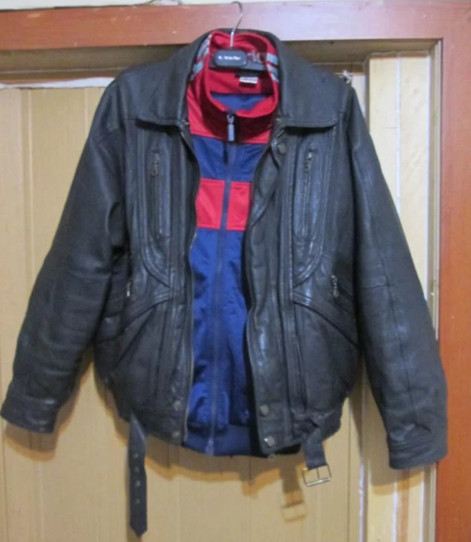    "Суровая коллекция" одежды из 90-х выставлена на продажу в Петрозаводске Авито