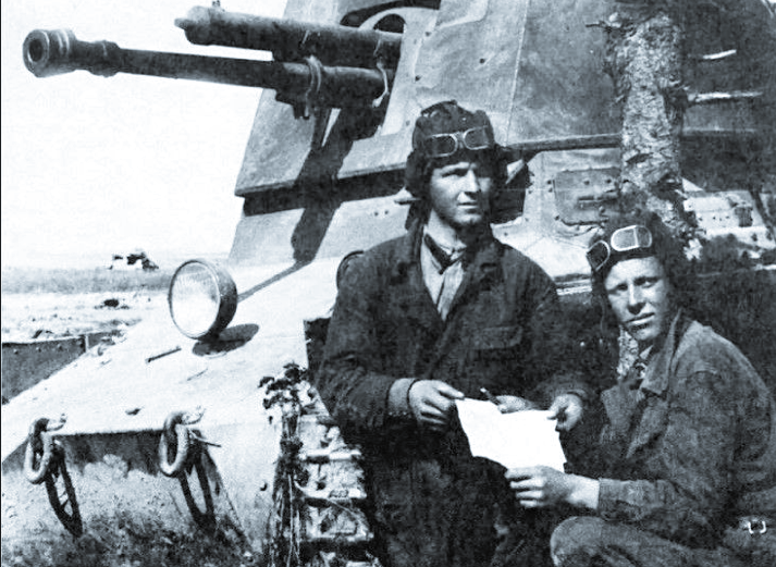 Советские танкисты у трофейной ПТ САУ Panzerjäger I, 1941 г.