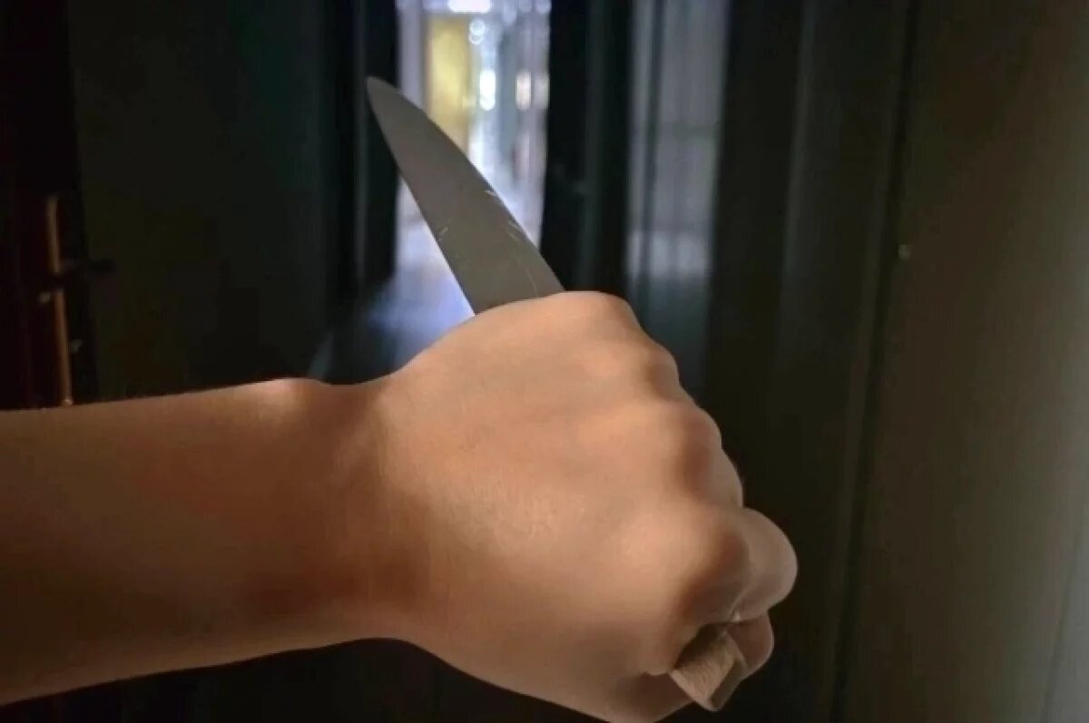    Бывший студент пронес нож в колледж.