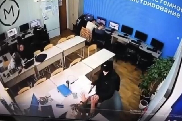    Момент нападения попал на камеры. Фото: Скриншот/ Соцсети