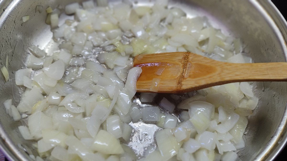 Нарезаем репчатый лук небольшими кубиками на сковороду с раскаленным растительным маслом. Периодически помешивая. 