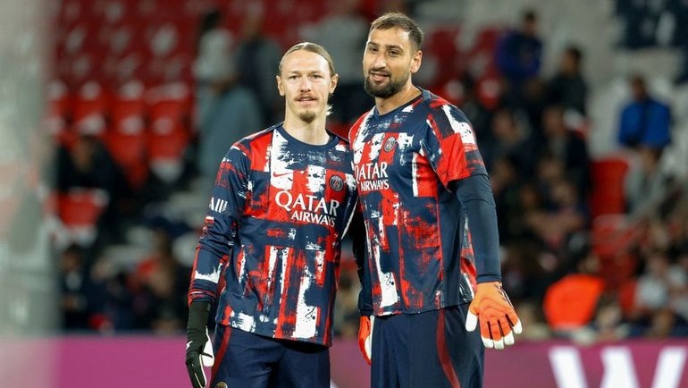    Матвей Сафонов (слева) и Джанлуиджи Доннарумма. AFP