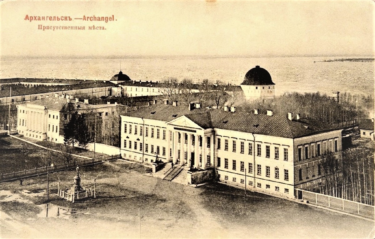 памятник Ломоносову у здания присутственных мест (слева дом губернатора) начало 20 века