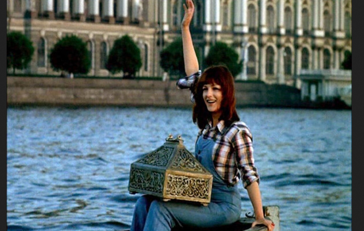 Антония в роли Ольги в фильме "Невероятные приключения итальянцев в России"