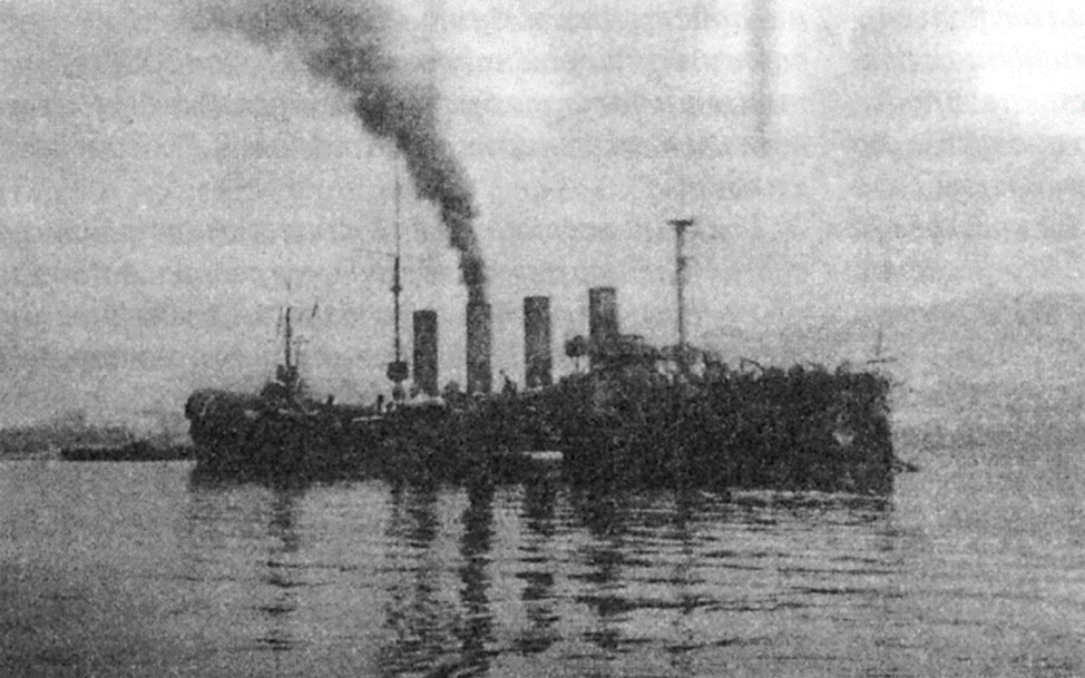 Рис. 1. Броненосный крейсер «Россия» на рейде Владивостока. 1905 г. Источник: Аюшин Н.Б. Владивостокская крепость. Владивосток, 2006. С. 94.
