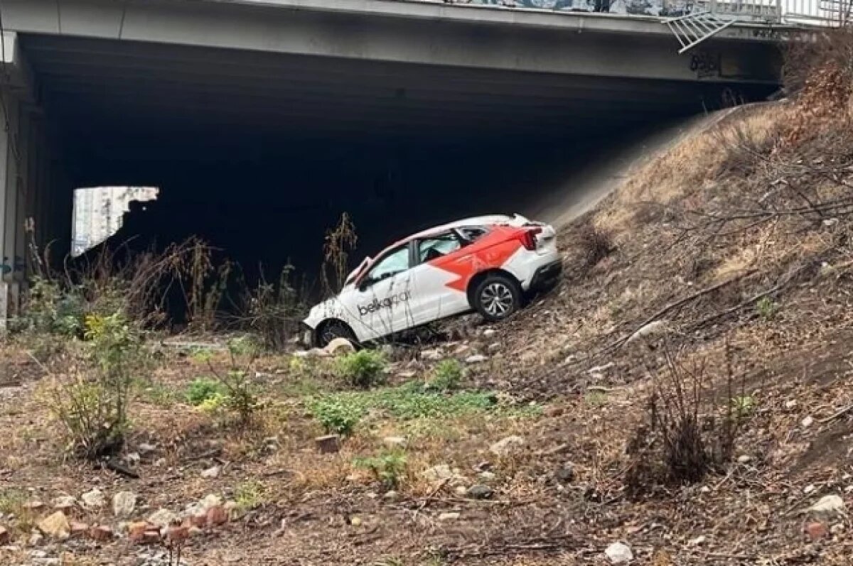    В Краснодаре легковушка с пьяным водителем вылетела с моста
