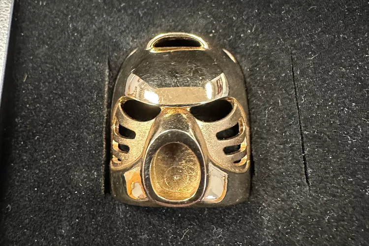 Канохи Хау — маска защиты, охраняющая бионикла от любой атаки, о которой он знал, но не спасающая от ментальных атак и засад.