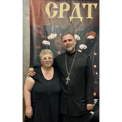 ИДЕЯ СОЗДАНИЯ СТЕПАНАКЕРТСКОГО РУССКОГО ДРАМАТИЧЕСКОГО ТЕАТРА (СРДТ) принадлежит Александру Бордову. СРДТ был учрежден Бордовым 7 марта 2022 года в Степанакерте – это первый русский театр в истории Карабаха. Он основан на базе очень популярной в республике студенческой арт-студии университета «Месроп Маштоц» «Бродячая собака», которую в 2013 году создала Жанна Крикорова при поддержке ректора вуза Донары Габриелян. Именно Жанне Крикоровой было предложено возглавить в качестве художественного руководителя создаваемый театр, труппу которого на тот момент составили ее воспитанники: Рудольф Айриян, Марта Алтунян, Эмма Огольцова, Вероника Тонян, Зоя Саркисян.