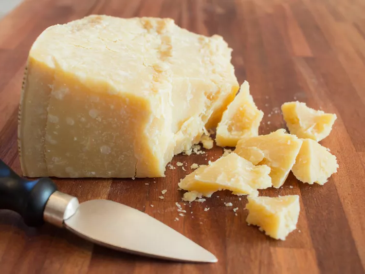 Для твердых сыров с низким содержанием влаги метод способен продлить срок годности до нескольких месяцев.