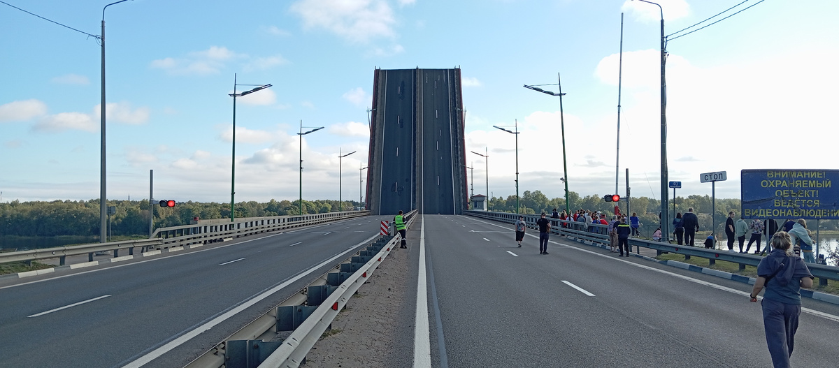 Нет. Я конечно знал, что мост через Неву в районе Кировска разводной, но не думал, что это работает. Ну вот вам фото вставшего Мурманского шоссе из-за разводки моста.