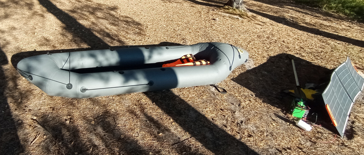 Вес со всеми прибамбасами 9 кг. Грузоподъёмность 270 кг. На 2х с вещами, в общем