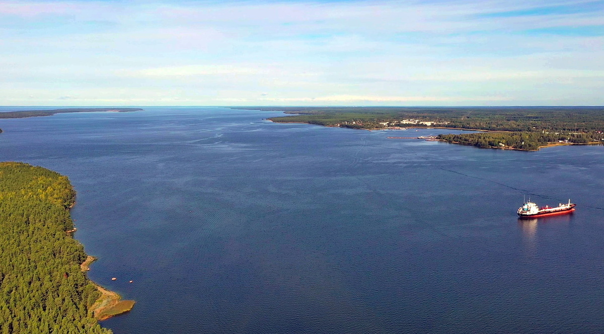 Вид на пролив Бъёркезунд со стороны Большого Берёзового (Kovistonsaari финск., Бъёрке шведск.). Справа впереди виден Приморск (Koivisto). Слева впереди остров Северный Берёзовый (Piisaari финск., Бископсе, шведск.) Фото автора.