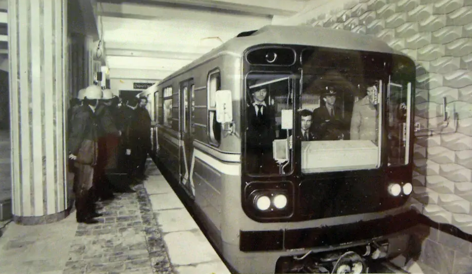 Станция «Заречная». Пробный поезд метрополитена. 1985 год. Фото с сайта: pastvu.com