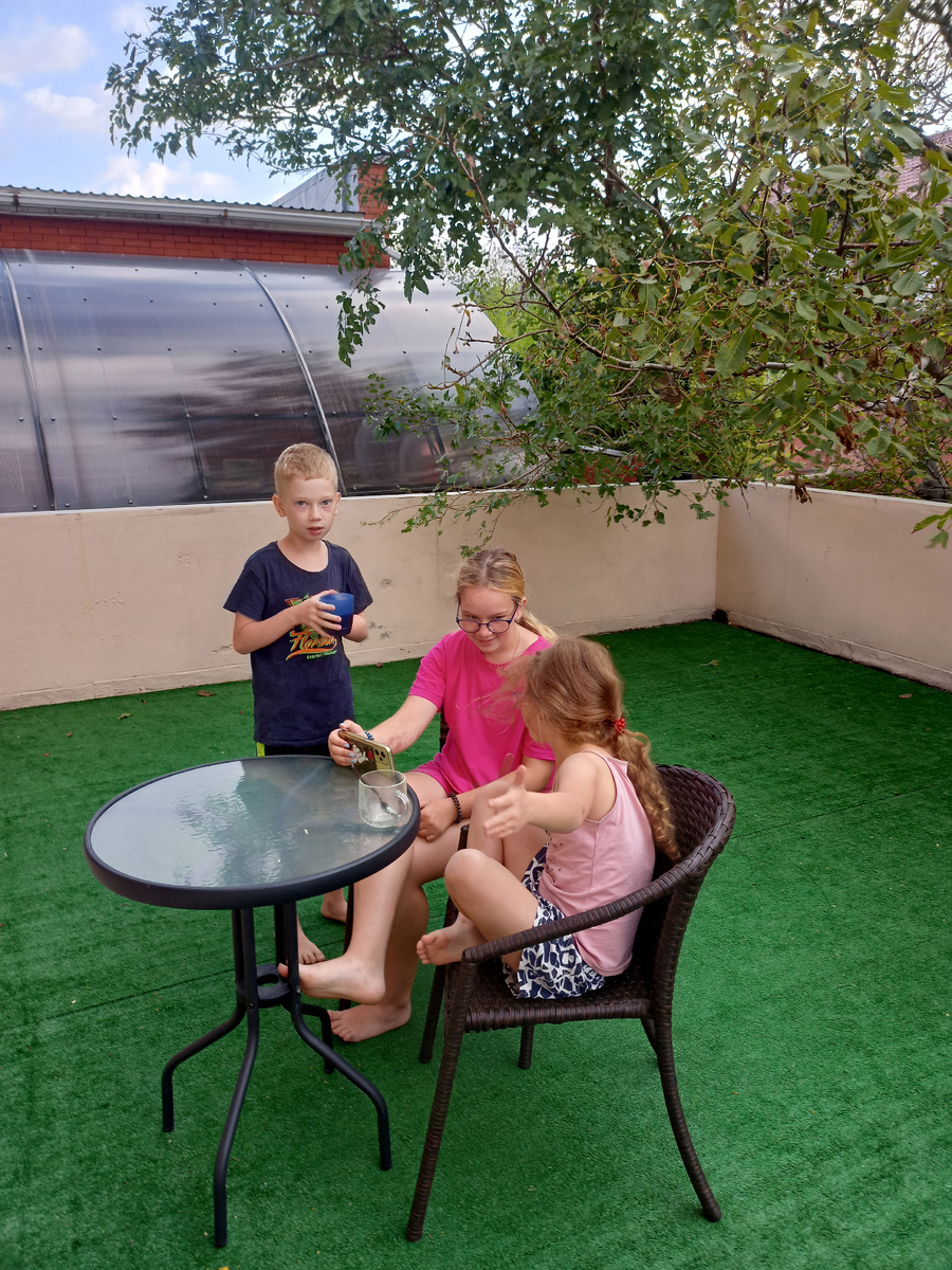 Пьём чай на свежем воздухе. Фото из личного архива 