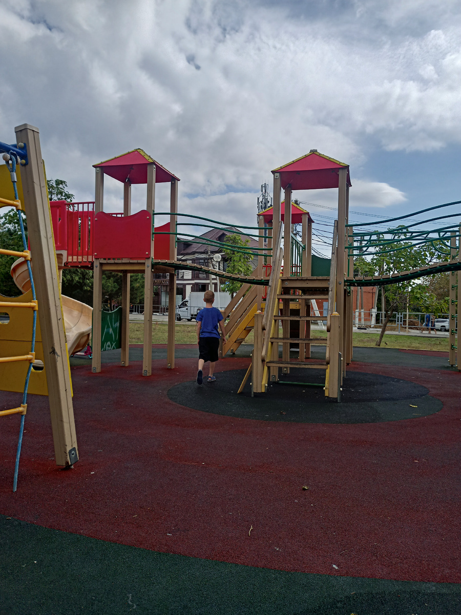 Когда набрали воды зашли на детскую площадку